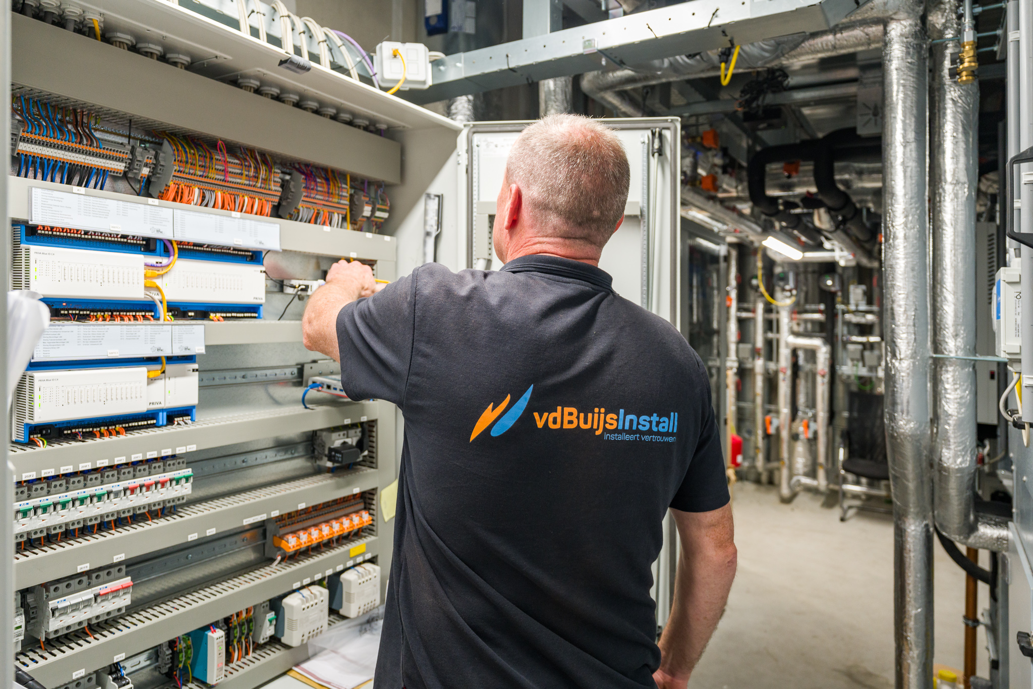 Servicemonteur aan het werk bij bedrijfsinstallatie