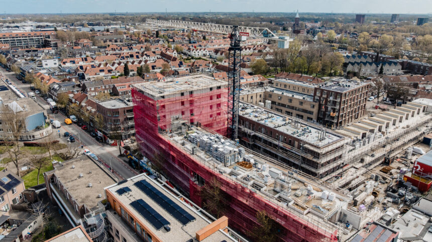 Luchtfoto van woningbouwproject Spaendonck in Tilburg met daarop zichtbaar de bouwplaats.