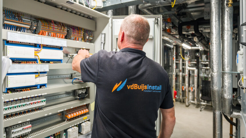 Servicemonteur verricht onderhoud aan installatie bedrijfspand